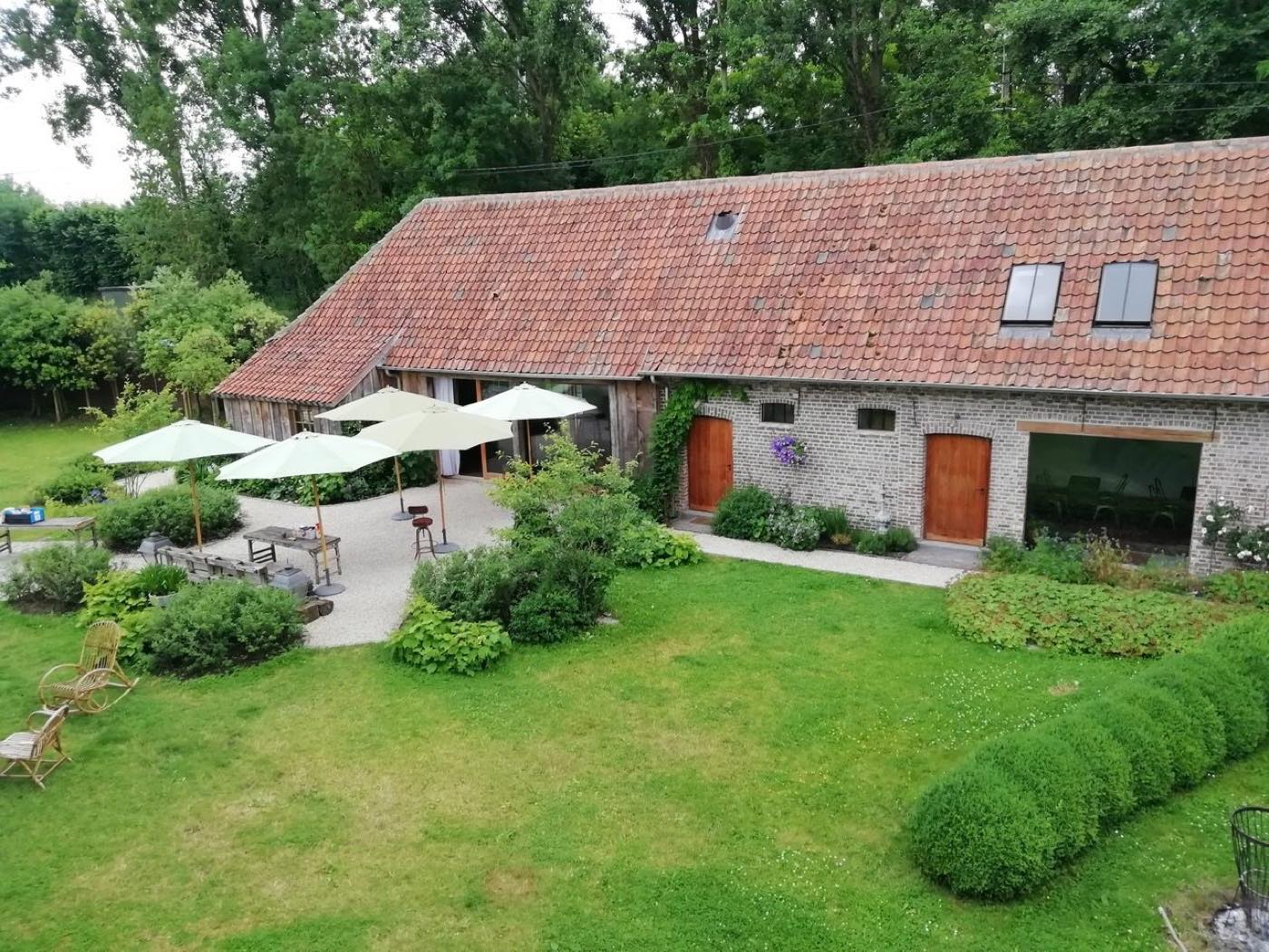 De hoevegebouwen van Hof Ter Schelde met de tuin