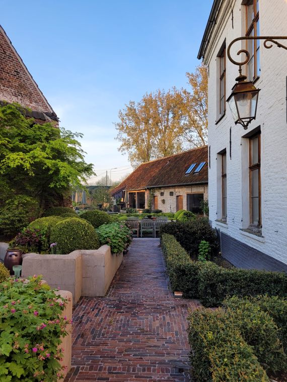 Pad tussen de hoevegebouwen