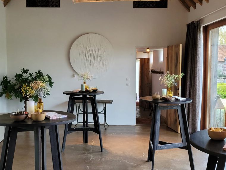 De Kleine zaal met statafels