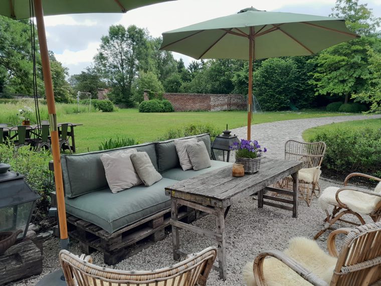 Loungezetels in de tuin