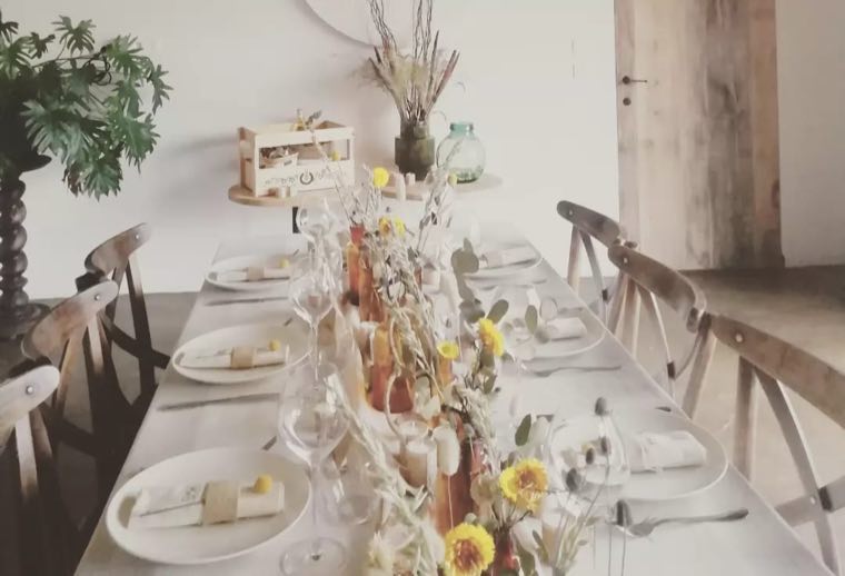Gedekte tafel met droogbloemen