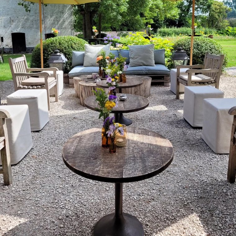 Zithoek op het grindterras met veldbloemen