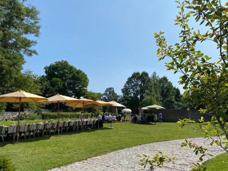 Parasols in de tuin