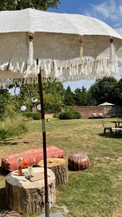 Vlaggetjes boven het veld bij de hoeve