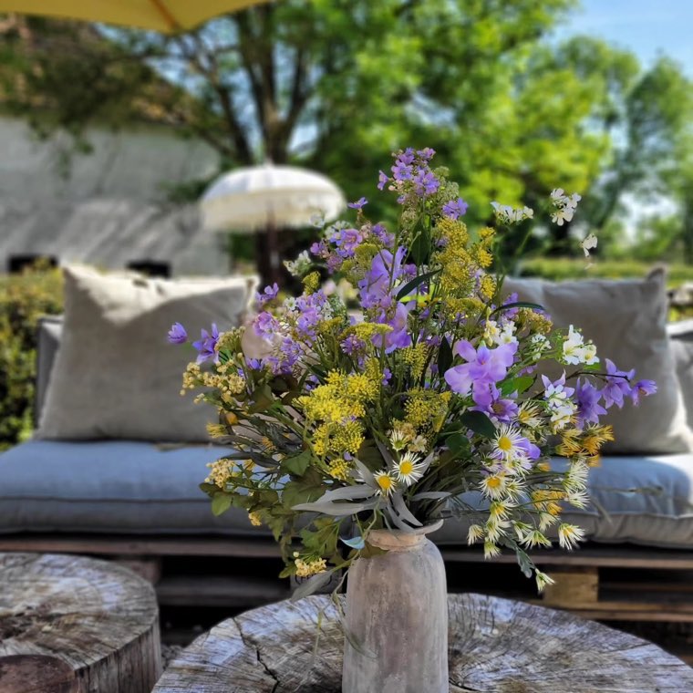 Een boeket veldbloemen bij de loungebank