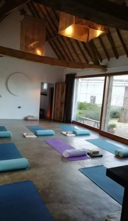 Ruimte klaargezet voor een yogaworkshop